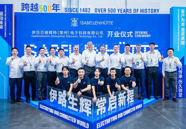 PB: Die Geschäftsleitung gemeinsam mit Mitarbeitenden aus Deutschland und China bei der feierlichen Eröffnung./ ©: Isabellenhütte Heusler GmbH & Co. KG