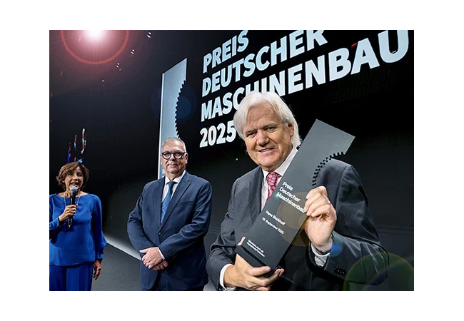 PB: Hans Beckhoff (rechts) mit Laudator Claus Wilk (Mitte) und Moderatorin Ursula Heller bei der Verleihung des Preises Deutscher Maschinenbau 2025. Der Unternehmer wurde für seine herausragenden Erfindungen in der Automatisierungs- und Steuerungstechnik ausgezeichnet. Die Ehrung fand im Rahmen des 15. Deutschen Maschinenbau-Gipfels im Vienna House Andel‘s Berlin statt. Bild: © Anna McMaster