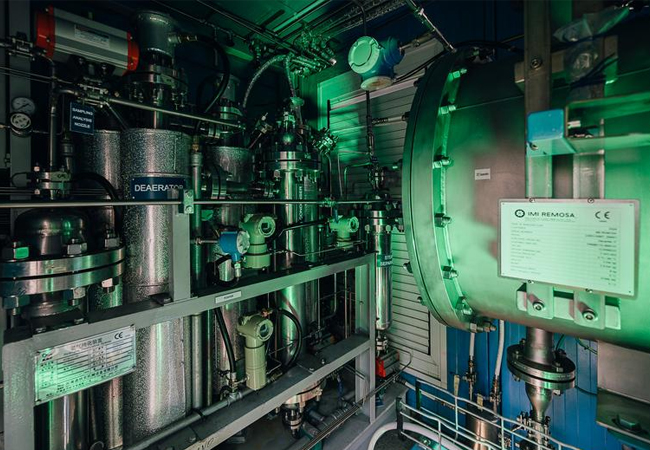 PB: Forschungsanlage LA-SeVe in Zittau verbindet Elektrolyseur und Wärmepumpe / ©: Paul Glaser/Fraunhofer IEG