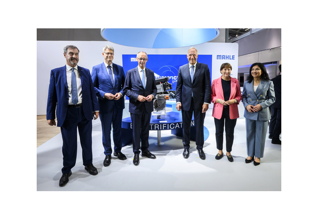 PB: (v.l.n.r.) Dr. Markus Söder (Ministerpräsident des Freistaates Bayern), Patrick Schnieder (Bundesminister für Verkehr), Bundeskanzler Friedrich Merz, MAHLE CEO Arnd Franz, VDA-Präsidentin Hildegard Müller und Katherina Reiche (Bundesministerin für Wirtschaft und Energie) / ©: MAHLE GmbH
