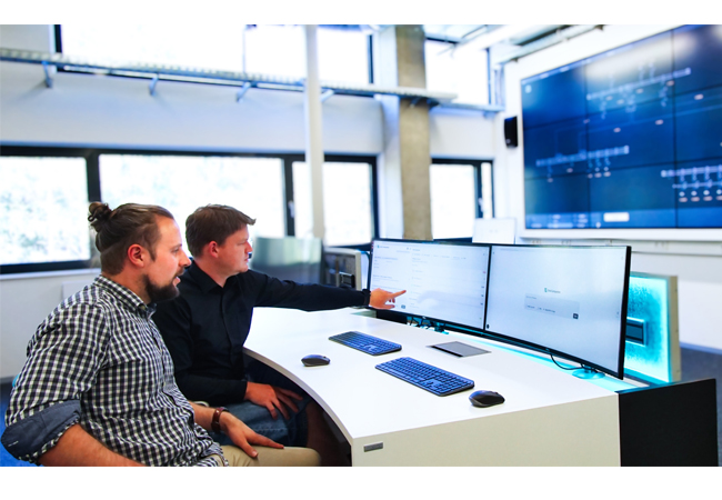 PB: Im Netzleitlabor des Fraunhofer IOSB-AST werden erste Praxistests mit dem GridCompanion durchgeführt. Foto: Martin Käßler