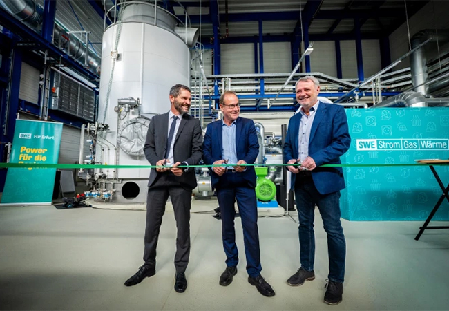 PB: Im Rahmen einer offiziellen Feier nahmen Jochen Hendrik Hail, Fachgebietsleiter Risikomanagement und Redispatch von 50 Hertz, Thüringens Minister für Umwelt, Energie, Naturschutz und Forsten Tilo Kummer und Karel Schweng, Geschäftsführer der SWE Energie GmbH, die von Kraftanlagen errichtete Power-to-Heat-Anlage in Betrieb. / ©: Stadtwerke Erfurt / Fotograf: Jacob Schröter