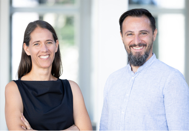 PB: Theresa Rienmüller vom Institute of Biomechanics und Robert Winkler vom Institut für Elektronenmikroskopie und Nanoanalytik der TU Graz. Bildquelle: Wolf - TU Graz