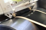 PB: Katalysator-Tinte wird über eine Schlitzdüse kontinuierlich auf eine Transferfolie aufgetragen / ©: Fraunhofer ISE