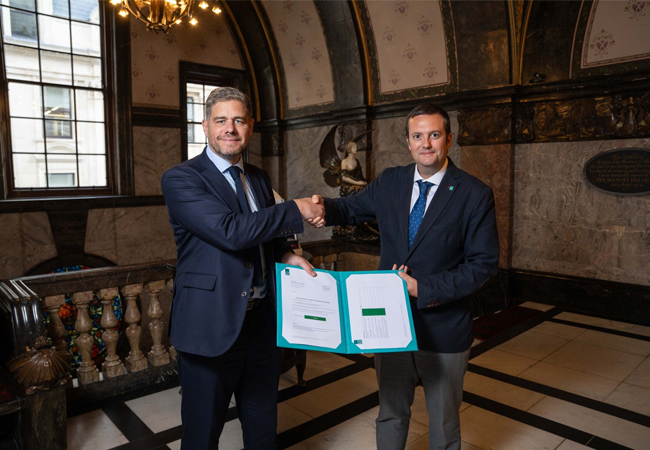PB: From left to right: Daniel Mann (CCO, bound4blue) and Alberto Pérez (Head of Maritime Commercial Markets, Lloyd’s Register).