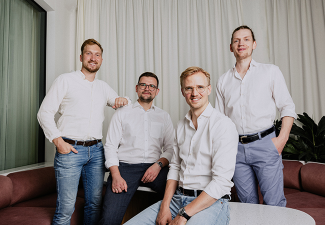 PB: (v. l. n. r.): Torge Lahrsen (COO), Daniel Ehnes (CPO), Nicolás Juhl (CEO), Sascha Greve (CTO). / ©: encentive