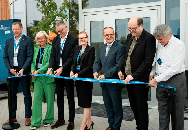 PB: Bandschneidezeremonie zur Eröffnung des neuen Gebäudes von ENERTRAG Betrieb in Edemissen V.l.n.r.: Tobias Faust (Bürgermeister Edemissen), Bärbel Heidebroek (Präsidentin BWE/LEE), Michael Dahm (Geschäftsführer ENERTRAG Betrieb GmbH), Dr. Anne Bendzulla (Vorständin für Erzeugung und Digitalisierung ENERTRAG SE, Geschäftsführerin ENERTRAG Betrieb GmbH), Grant Hendrik Tonne (Wirtschaftsminister Niedersachsen), Christian Meyer (Umweltminister Niedersachsen), Jörg Müller (Gründer und Aufsichtsratvorsitzender ENERTRAG SE) / ©: Felix Giesberts/ENERTRAG Betrieb