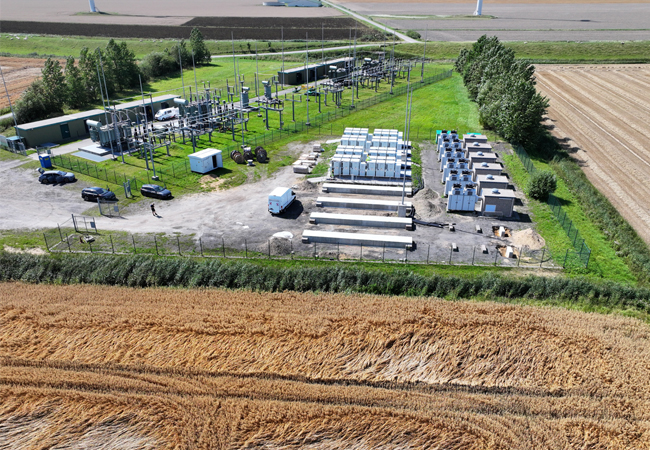 PB: In Reußenköge entsteht ein Großbatteriespeicher, der das Zusammenspiel von Windenergie und Speichertechnologie sichtbar macht. / ©: be.storaged