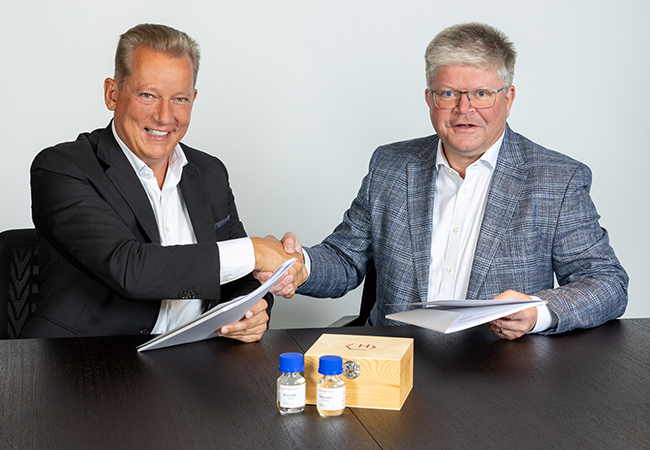 PB: Unterzeichnung des FEED/EPCM -Vertrags zwischen Hydrogenious LOHC und der Griesemann Gruppe. (Von links:) Dr. Stefan Bürkle, COO Hydrogenious LOHC Technologies und Uwe Gaudig, Geschäftsleiter der Griesemann Gruppe / ©: Jens Müller | Hydrogenious LOHC