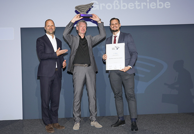 PB: Bachmann electronic wurde bei „Austria’s Leading Companies“ 2025 mit dem 1. Platz in der Kategorie Großbetriebe ausgezeichnet. Bachmann-Geschäftsführer Bernhard Zangerl (Mitte) nahm die Auszeichnung aus den Händen von Wirtschaftslandesrat Marco Tittler (l.) sowie Nathaniel Heinritz, KSV1870-Niederlassungsleiter Feldkirch (r.) entgegen. / ©: DiePresse/Peroutka