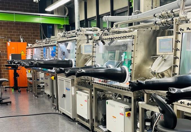 PB: Glovebox-Array: Forschungsanlage zur Entwicklung innovativer Perowskit-Dünnschicht-Halbleitermaterialien für Solarzellen. / Foto: Claudiu Mortan, Universität Stuttgart.