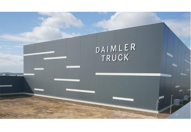 PB: Baufertigstellung schreitet voran: Daimler Truck Unternehmenszeichen am Global Parts Center Halberstadt montiert