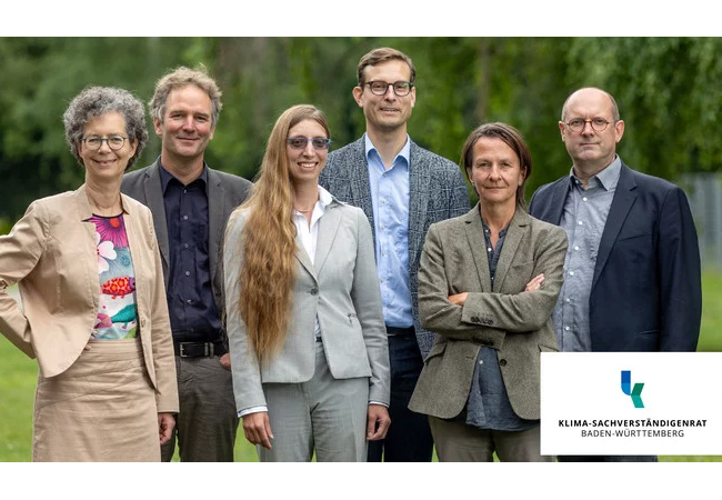 PB: Die Mitglieder des Klima-Sachverständigenrates (von links): Professorin Dr. Sabine Löbbe (bis 31.08.2025), Professor Dr. Martin Pehnt, Maike Schmidt (Vorsitzende), Professor Dr. Dirk Schindler (stellvertretender Vorsitzender), Professorin Dr. Almut Arneth und Professor Dr. Sven Kesselring (Foto: Uli Regenscheit Fotografie)