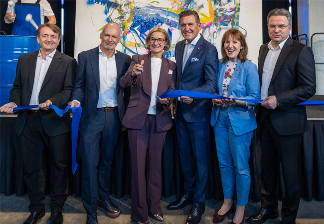 PB: Bei der offiziellen Eröffnung (v.l.n.r.): Knorr-Bremse-Geschäftsführer Manfred Reisner, Nicolas Lange, Vorstandsmitglieder Knorr-Bremse AG München, Landeshauptfrau Johanna Mikl-Leitner, Bundesminister Peter Hanke, Bürgermeisterin Silvia Drechsler und Knorr-Bremse-Geschäftsführer Jörg Branschädel. / ©: NLK Filzwieser