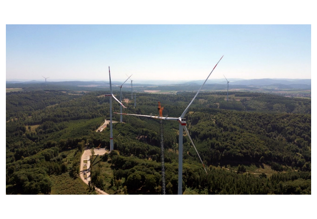 PB: Die fünf Anlagen des Windparks Höringhausen liefern ab sofort grünen Strom in das deutsche Stromnetz. / ©: Koehler-Gruppe