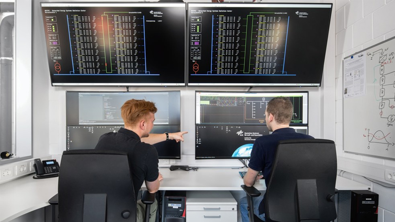 PB: Von der Leitwarte aus lassen sich sämtliche Testreihen im Emulationszentrum für vernetzte Energiesysteme (DLR_NESTEC) steuern. / Credit: ©: DLR. Alle Rechte vorbehalten