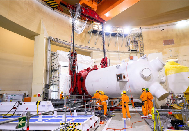 PB: Skidding a steam generator through the elevated lock of the reactor building, copyright: PreussenElektra GmbH