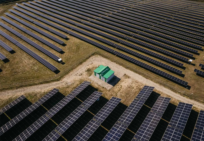PB: Die Projekte kombinieren großflächige Photovoltaikanlagen mit Hochleistungsspeichern und ermöglichen es R.Power, saubere, flexible und verlässliche Energie in das deutsche Stromnetz einzuspeisen, wodurch Netzstabilität und die Marktintegration erneuerbarer Energien unterstützt werden. / c: R.Power