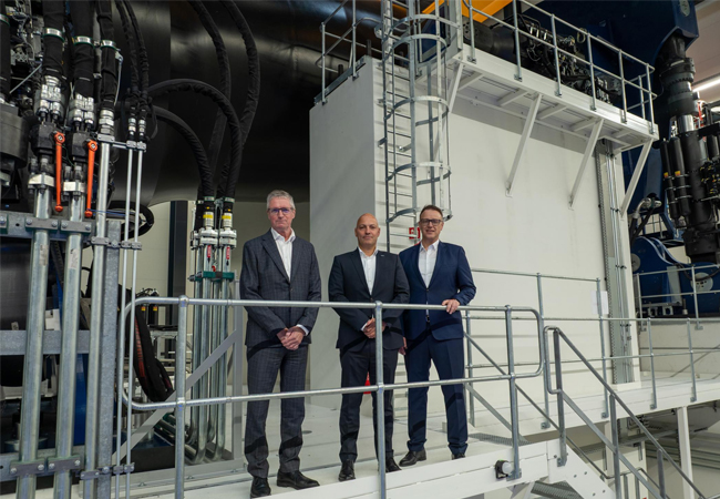 PB: Nahmen heute den weltweit leistungsstärksten Prüfstand für Rotorlagerungen für Windkraftanlagen in Lindø, Dänemark, in Betrieb (v. l. n. r.): Torben Lorentzen, CEO Lindø Offshore Renewables Center, Sascha Zaps, Vorstand Bearings & Industrial Solutions, Schaeffler AG, Bernd Endres, Vice President Regional Business Unit Wind, Schaeffler. / ©: Schaeffler (craft/Jochen Weltz)