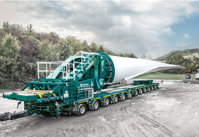 PB: Der SCHEUERLE BladeLifter G4 im Einsatz für ENERCON: Der Transport der rund 68 Meter langen Rotorblätter führte über enge Wirtschaftswege und durch anspruchsvolles Gelände. / c: TII Group SCHEUERLE