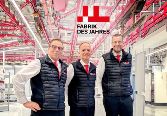 PB: Teamwork in der „Fabrik des Jahres 2025“ (v.l.n.r.): Werkleiter Jürgen Kromer, Dennis Benfer, Head of Digital Processes / Production Planning, und Moritz Heide, Vice President Rittal Digital Operations. / ©: Rittal
