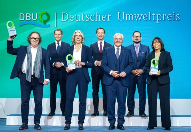 PB: In einem feierlichen Festakt hat die Deutsche Bundesstiftung Umwelt (DBU) heute (Sonntag) den diesjährigen Deutschen Umweltpreis in Höhe von gesamt 500.000 Euro in Chemnitz vergeben. Überreicht wurden die Preise von Bundespräsident Frank-Walter Steinmeier. Das Foto zeigt (vorne, von links): das ZINQ-Geschäftsführungsduo Lars Baumgürtel und Birgitt Bendiek, den Bundespräsidenten sowie Klimaforscherin Sonia Seneviratne, außerdem (hinten, von links) Sachsens Ministerpräsident Michael Kretschmer, den DBU-Kuratoriumsvorsitzenden Kai Niebert und DBU-Generalsekretär Alexander Bonde. / c: NGO-DBU