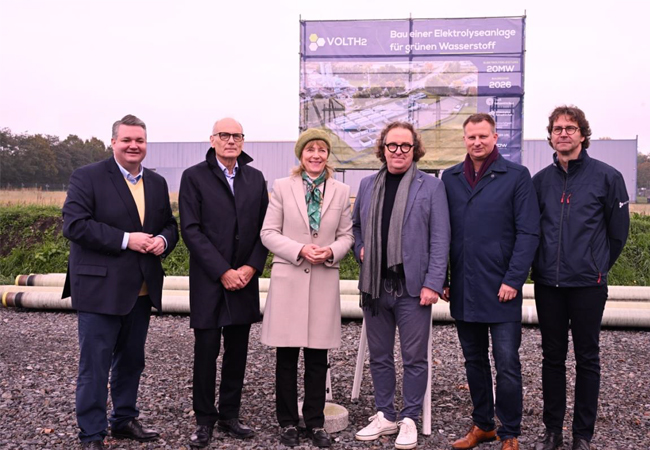 PB: Von links nach rechts: Simon Nowack (Wirtschaftsförderung Gelsenkirchen), Arno Luisman (VoltH2), Karin Welge (Bürgermeisterin Gelsenkirchen), Lars Baumgürtel (Klimahafen), Christoph Heidenreich (Stadt Gelsenkirchen), Michael Wünnemann (VoltH2).