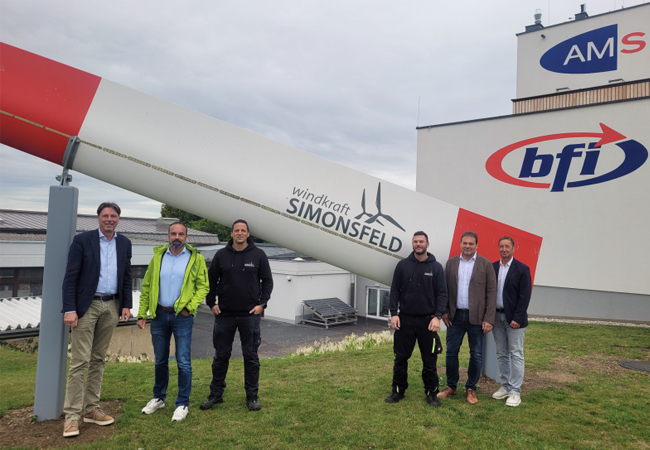 PB: v.l.n.r.: Bürgermeister von Sigmundsherberg Franz Göd, Vorstand der Windkraft Simonsfeld Markus Winter, Teamleitung der Service-Technik der Winkdraft Simonsfeld Rene Rezsetar, Lehrling Servicetechniker der Windkraft Simonsfeld Markus Stoiber, Leiter der AMS-Geschäftsstelle Horn Ferdinand Schopp und Leitung des Ausbildungszentrums Martin Swoboda / ©: Windkraft Simonsfeld