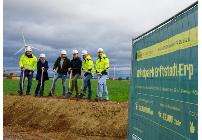 PB: von links nach rechts: Piotr Hat (Bauleiter), Frau Krapp (Landeigentümerin), Herr Krapp (Landeigentümer), Christoph Grosssteiner (Geschäftsführer Oekostrom), Benjamin Beckert (Geschäftsführer Green Planet Projects), Alexander Herdan (Projektleiter von Green Planet Projects) / Foto: Green Planet Energy