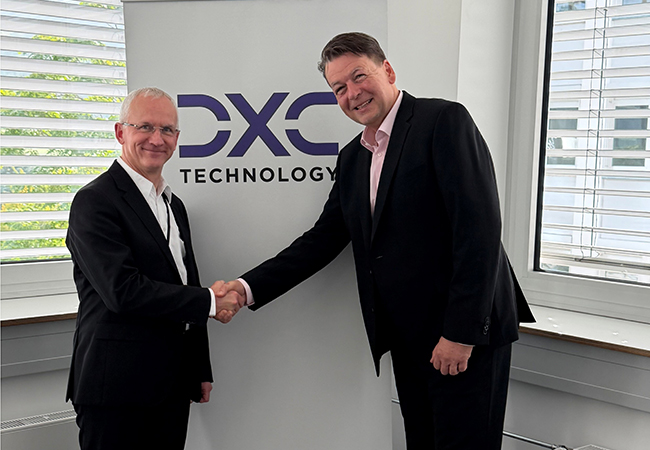 PB: DXC Technology und ZEISS seit zwanzig Jahren strategische Partner / Foto von links: Carsten Trapp, CIO von ZEISS und Bernd Elsässer, DXC Technology 