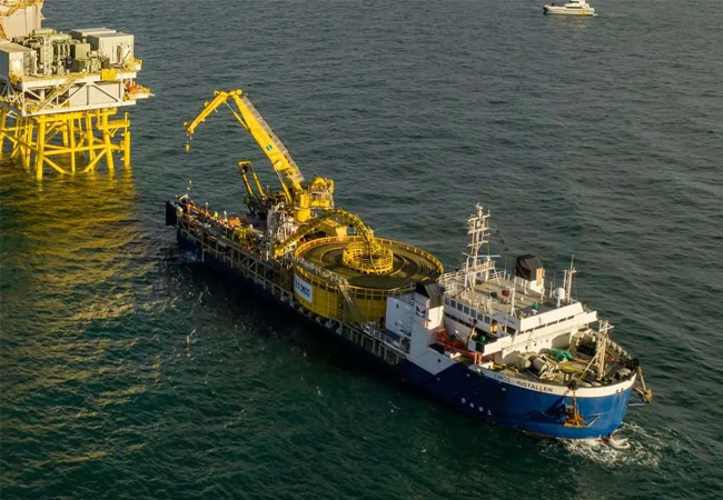 PB: Das erste der beiden 85 Kilometer langen Offshore-Exportkabel des Offshore-Windparks Inch Cape wurde erfolgreich vor der Ostküste Schottlands verlegt.