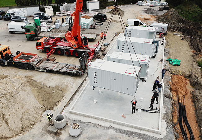 PB: Installation der Batteriespeicher nach und nach beim Erdenwerk Gregor Ziegler GmbH / ©: STABL Energy 