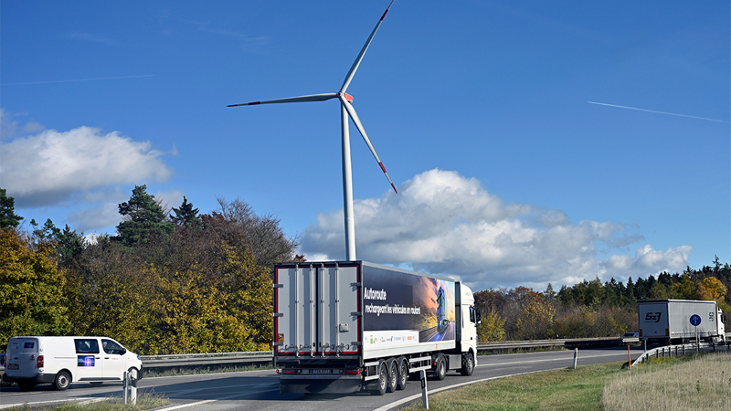 PB: Ein Kilometer Zukunft auf Asphalt: Auf der A6 bei Amberg ist die Bauphase abgeschlossen, jetzt beginnen die Tests. (Bild: FAU/Harald Sippel)