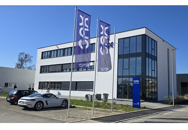 PB: An ihrem Sitz in Erbach bei Ulm hat die junge Firma erst im April durch die Einweihung einer zweiten Fabrikationshalle ihre Produktionskapazität verdoppelt. / ©: SAX Power