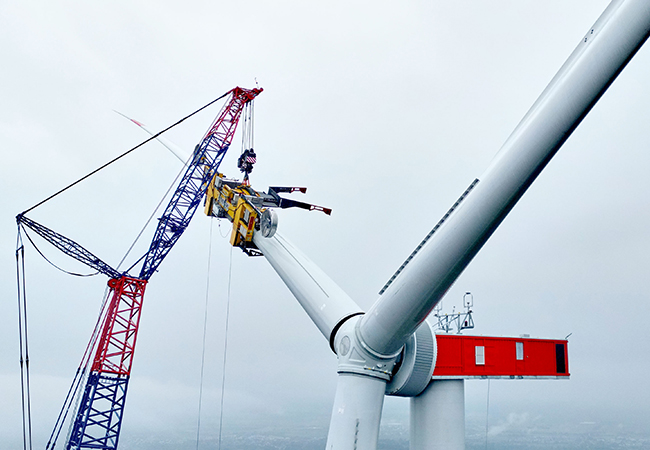 PB: In der Kombination mit dem APS ermöglicht die RBC-D von ematec eine besonders sichere und effiziente Montage von Rotorblättern. Foto: Ingo Jensen/ematec