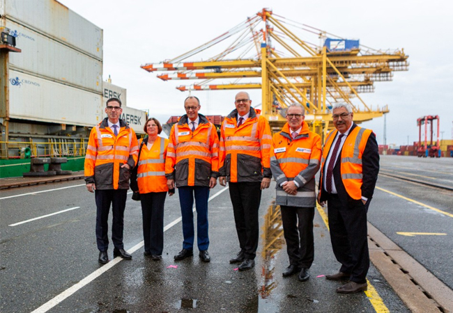 PB: Matthias Magnor, Vorstandsvorsitzender von BLG LOGISTICS, Kristina Vogt, Bremens Senatorin für Häfen, Wirtschaft und Transformation, Bundeskanzler Friedrich Merz, der Präsident des Senats der Freien Hansestadt Bremen, Andreas Bovenschulte, Michael Blach, BLG-Vorstandsmitglied und EUROGATE-Gruppengeschäftsführer sowie Melf Grantz, Oberbürgermeister der Stadt Bremerhaven auf dem Containerterminal Bremerhaven. / ©: BGL