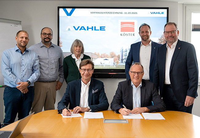 PB: Gemeinsame Unterschrift: VAHLE und Köster besiegeln mit der Vertragsunterzeichnung den Bau des VAHLE Campus (v. l. n. r. Christian Arntzen (Einkauf VAHLE), Lennert Wiels (Projekt VAHLE Campus), Beatrice v. Buchwaldt (CFO VAHLE), Achim Dries (CEO VAHLE), Markus Sommer (Köster), Henning Stelte (COO VAHLE) und Jörn Heger (Köster). (Foto: VAHLE).