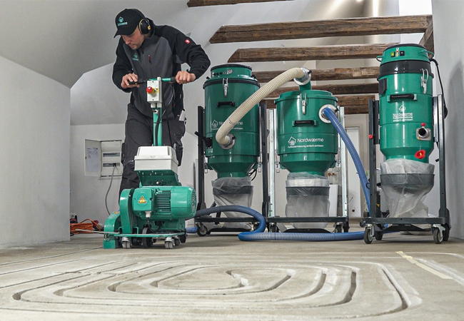 PB: Mit neuer Technik aus den Niederlanden wird einfach in den bestehenden Boden eingefräst - eine Fußbodenheizung macht das Gebäude so in wenigen Tagen fit für Wärmepumpe und Klimaneutralität. / c: Nordwærme Fußbodenheizung