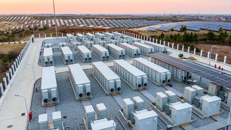 PB: SMARD - Status quo der Batteriespeicheranfragen 2024 / ©: GettyImages / YoungNH