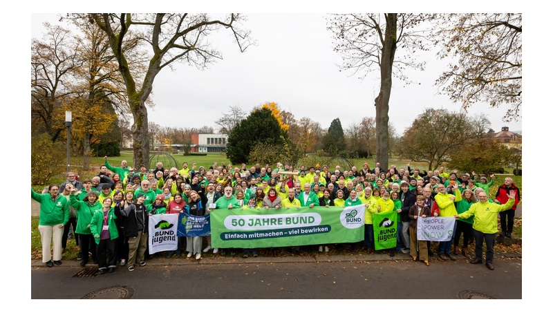 PM: Bundesdelegiertenversammlung 2025 des BUND in Bad Hersfeld: Die Delegierten gruppieren sich um eine vom BUND gepflanzte Winterlinde im Kurpark anlässlich des 50-jährigen Bestehens des Bundesverbands. / ©: BUND