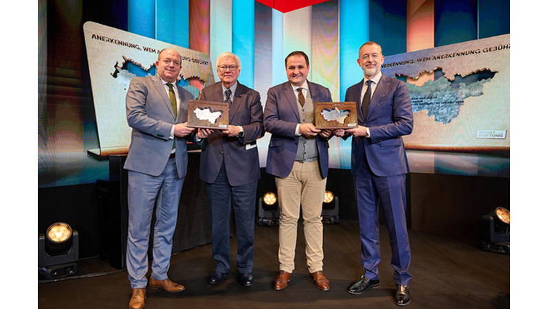 PB: Freuen sich zusammen mit Bodo Hombach, Vorstandsvorsitzender der Brost-Stiftung (2. v. links), und Nathanael Liminski, Minister für Bundes- und Europaangelegenheiten, Internationales sowie Medien des Landes Nordrhein-Westfalen (2. v. rechts), über die Auszeichnung mit dem Brost-Preis: duisport-CEO Markus Bangen (links), und Boudewijn Siemons, CEO des Port of Rotterdam. / ©: Brost-Stiftung / K+S Studios, A. Kraß