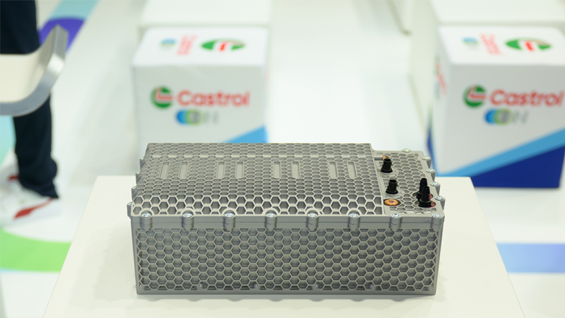PB: Im Rahmen dieser Partnerschaft soll das Wärmemanagement von Batterien für PKWs, LKWs und Batterie-Energiespeichersysteme (BESS) durch direkte Batteriekühlung deutlich verbessert werden / ©: Castrol und LION Smart