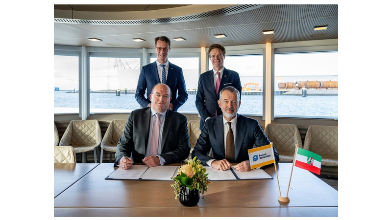 PB: Auf dem Foto zu sehen (v.l.): duisport-CEO Markus Bangen und Boudewijn Siemons, CEO der Port of Rotterdam Authority (vorne), NRW-Ministerpräsident Hendrik Wüst, Dr. Nikolaus Meyer-Landrut, Botschafter der Bundesrepublik Deutschland in den Niederlanden (hinten)