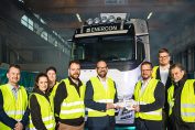 PB: Schlüsselübergabe für ENERCONs ersten E-Truck (v.l.): Ralf Fittje, Maren Hofinga, Stephanie Fisser, Tino Hülsmeyer, Hendrik Peterburs (alle ENERCON Global Logistics), Arthur Kasperczyk, Henning Pleiter (beide A+T) und Matthias Henning (Volvo Trucks) (Copyright: ENERCON).