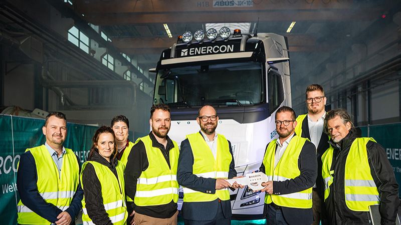 PB: Schlüsselübergabe für ENERCONs ersten E-Truck (v.l.): Ralf Fittje, Maren Hofinga, Stephanie Fisser, Tino Hülsmeyer, Hendrik Peterburs (alle ENERCON Global Logistics), Arthur Kasperczyk, Henning Pleiter (beide A+T) und Matthias Henning (Volvo Trucks) (Copyright: ENERCON).