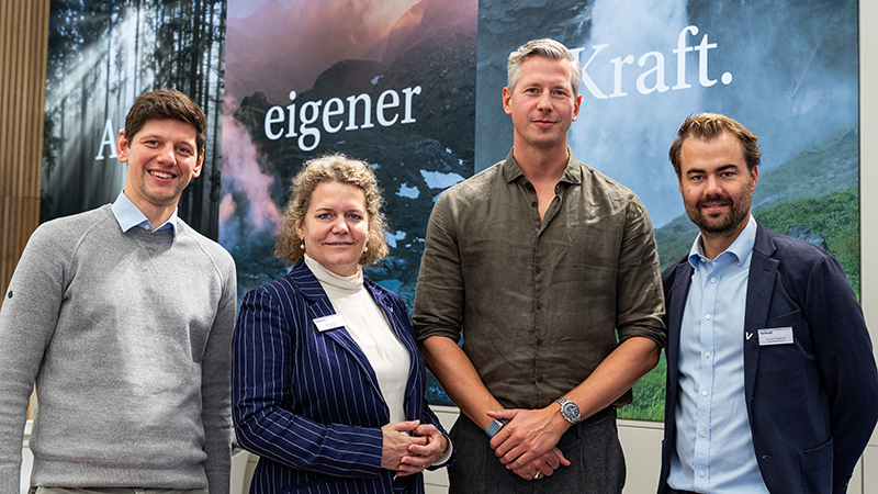 PB: V.l.n.r.: René Meyer (Head of Investment & Portfolio Management bei ENOVA), Dörte Zink (Geschäftsführerin von VERBUND Green Power Deutschland GmbH), Hauke Brümmer (CEO von ENOVA) und Lucas Friedrich (Leiter Projektentwicklung bei VERBUND Green Power Deutschland GmbH). / ©: VERBUND
