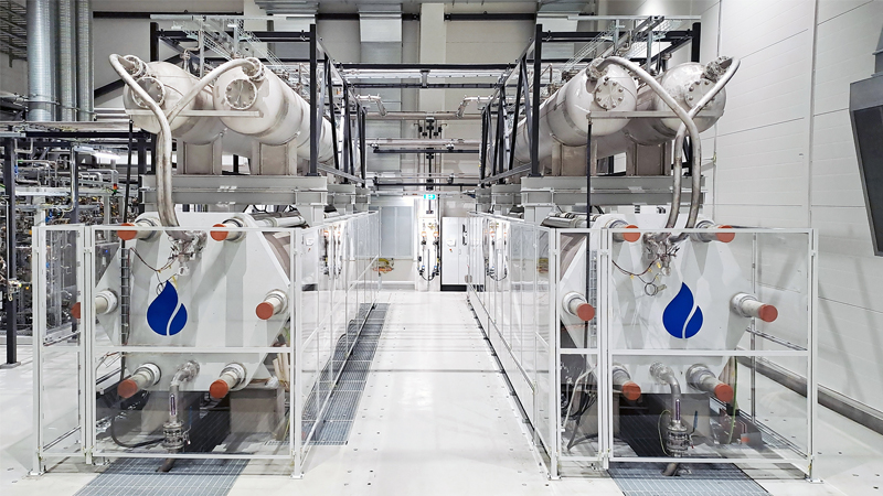 PB: Die Elektrolyseanlage in Harjavalta, Finnland, gehört zu den Wasserstoff-Leuchtturmprojekten in Europa. Zentraler Bestandteil: der 20 MW Druck-Alkali-Elektrolyseur von Sunfire. / ©: Sunfire SE