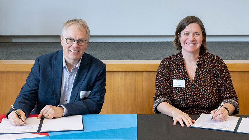 PB: Prof. Dr. Ulrich Panne (BAM) und Prof. Rachel O'Reilly (UoB) bei der Unterzeichung des Memorandums / ©: BAM