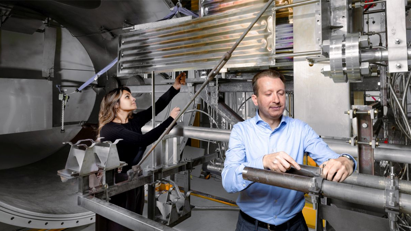 PB: Im Forschungsprojekt DINERWA arbeitet das KIT gemeinsam mit dem koordinierenden Laserfusionsunternehmen Focused Energy und weiteren Partnern an Technologien für zukünftige Fusionskraftwerke. (Foto: Amadeus Bramsiepe, KIT)