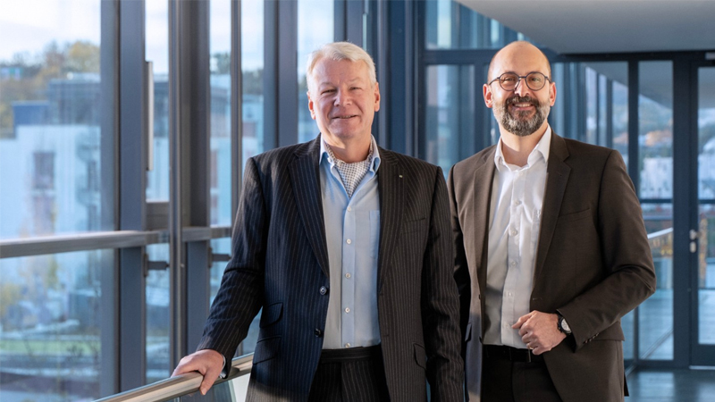 PB: Seit 1. November 2025 treiben die Institutsleiter des Fraunhofer IESE, Prof. Peter Liggesmeyer (l.) und Prof. Jörg Dörr (r.), gemeinsam das effiziente Software Engineering voran. / ©: Fraunhofer IESE